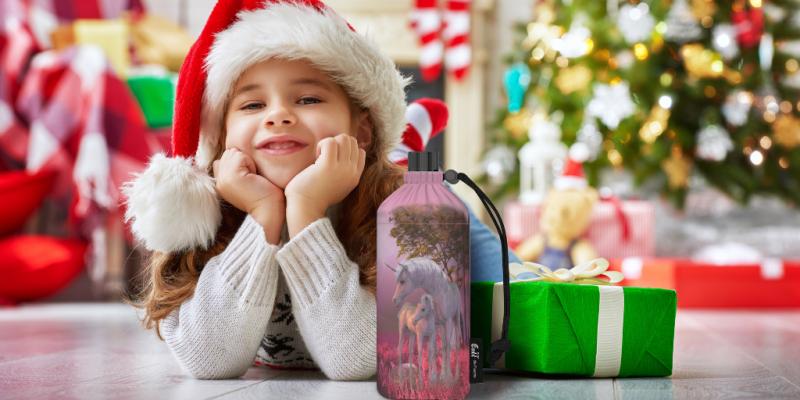 Emil zu Weihnachten - Mädchen mit Trinkflasche bei der Bescherung